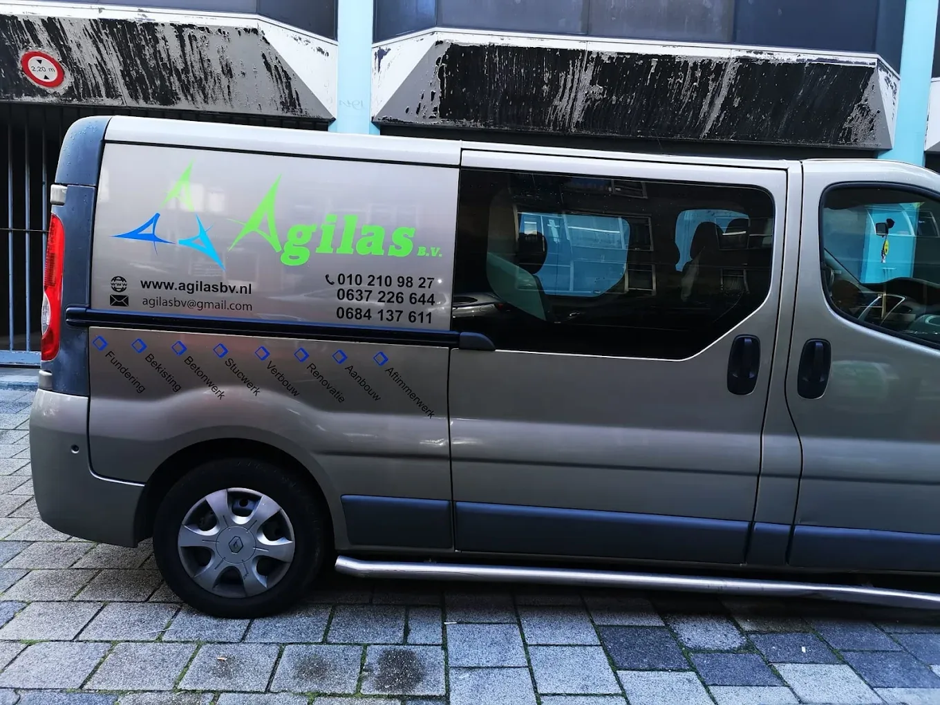 De bedrijfsbus van Agilas Bouw geparkeerd in Rotterdam